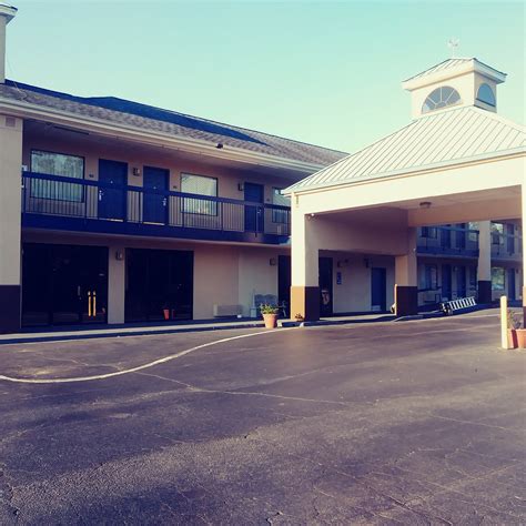 Super 8 by Wyndham Elberton .